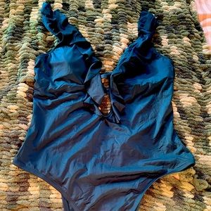 XL low-cut one-piece swimsuit